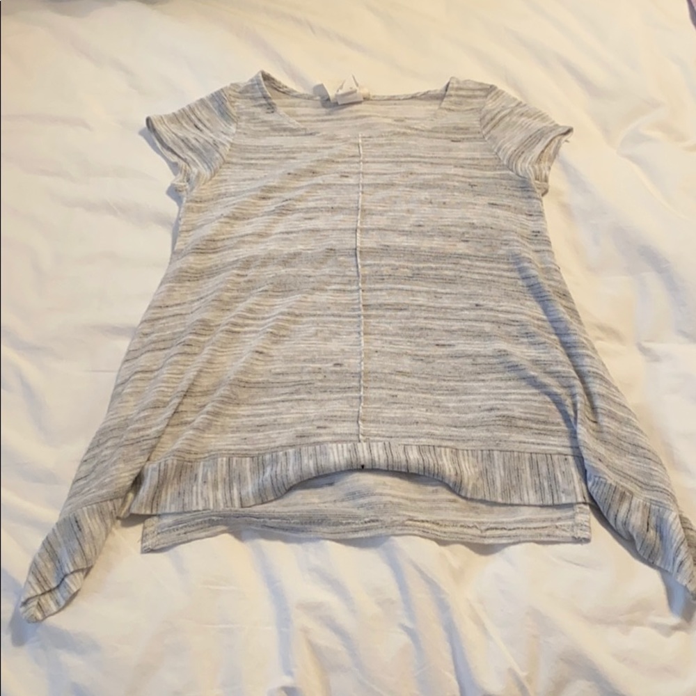 Cute gray t-shirt!!